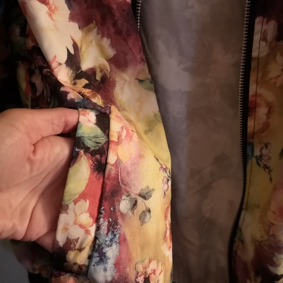 Flowery Bomber style zipper lightweight jacket - Picture 2 of 4